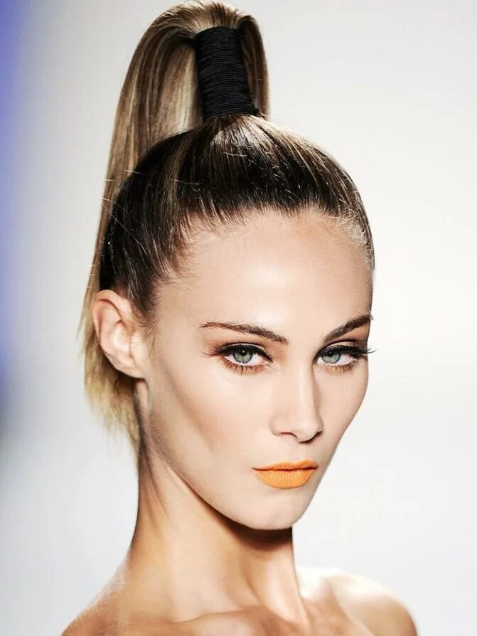 Высокие прически. Высокий хвост спереди. Высокий хвост спереди. Прическа ким кардашян хвост. Айшвария рай с высоким хвостом.