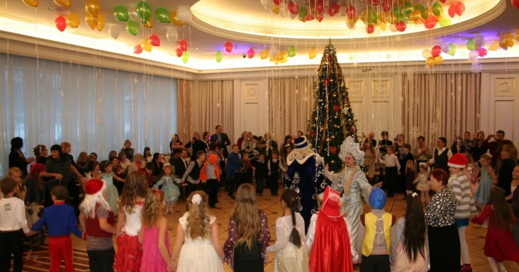 Будет ли новый год в школе. Новый год в школе. новогодний праздник в школе. праздник новый год в школе. новый год в школе начальные классы.