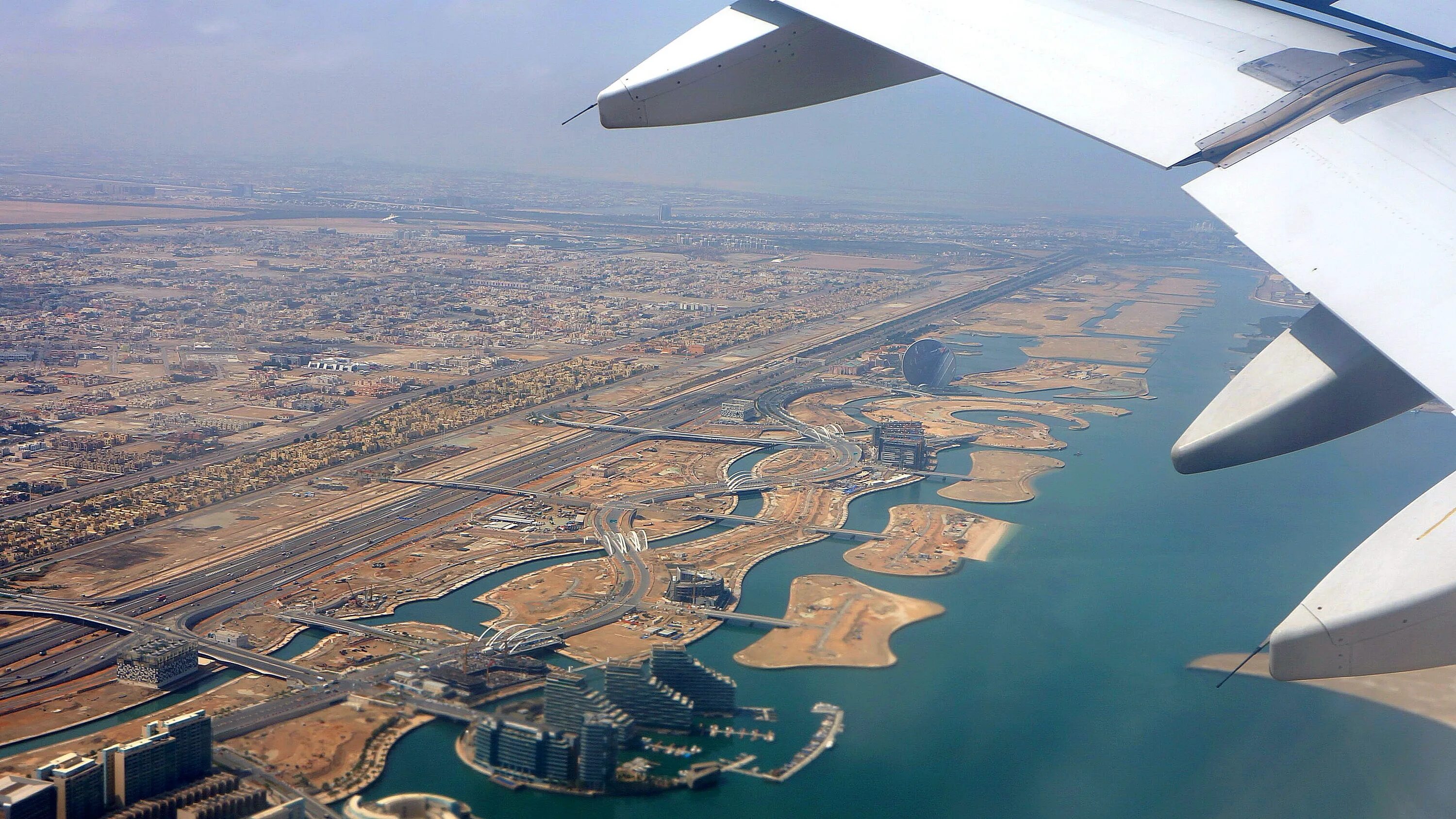 Полет на самолете дубай. Абу Даби из самолета. Персидский залив Абу Даби. ОАЭ аэропорт Абу Даби. Аэропорт Абу Даби вид сверху.