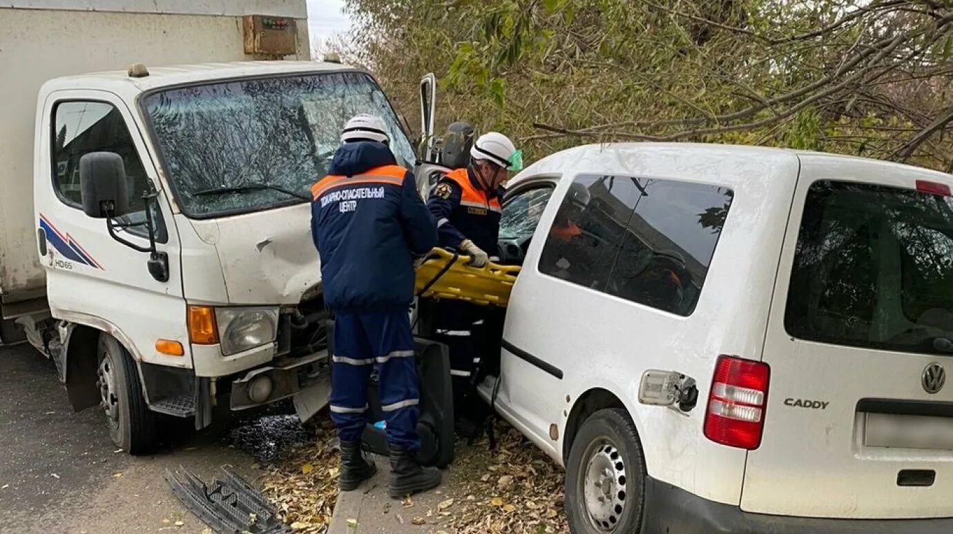 Врач попал в аварию. Машина службы спасения ДТП. Водитель спасатель. Пенза Новотамбовская авария. Спасатели 112 дорожно транспортных происшествий.