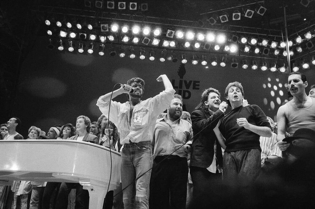 Выступление live aid. Live aid 1985 пол маккартни. концерт лайв эйд 1985 квин. 13 июля 1985 концерт live aid. концерт группы queen в 1985.