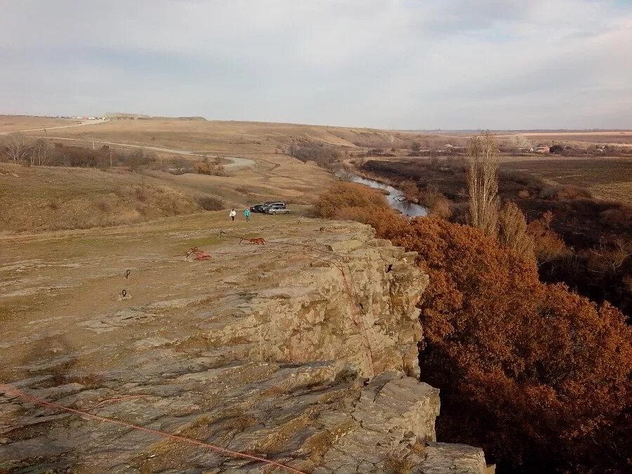 Зайцевка Ростовская область скалы. Красный Сулин Зайцевские скалы. Скалы в Зайцевке Ростовской области. Зайцевские горы в Ростовской области.