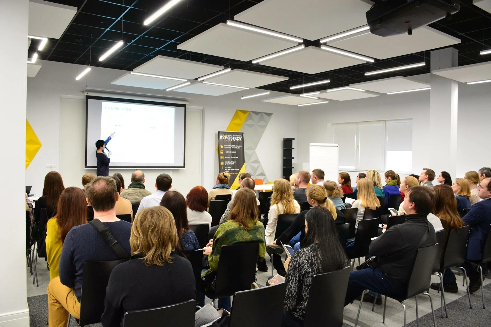 студия моделирования. дизайнер интерьера. дизайнер одежды. девушка дизайнер. студия образования.