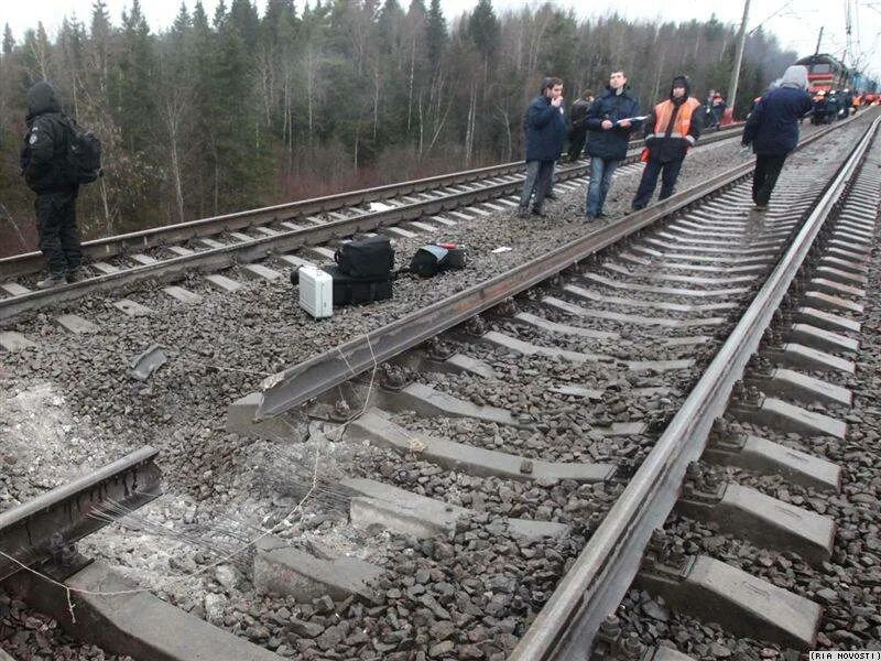 Выплеск пути. Железнодорожное полотно. Выплески пути на железной дороге.