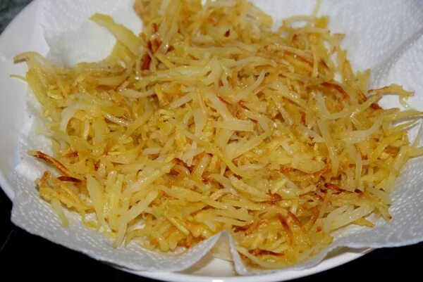 Натертый картофель. Тертая жареная картошка. жареный тертый картофель. картошка на терке жареная. жареная картошка натертая на терке.
