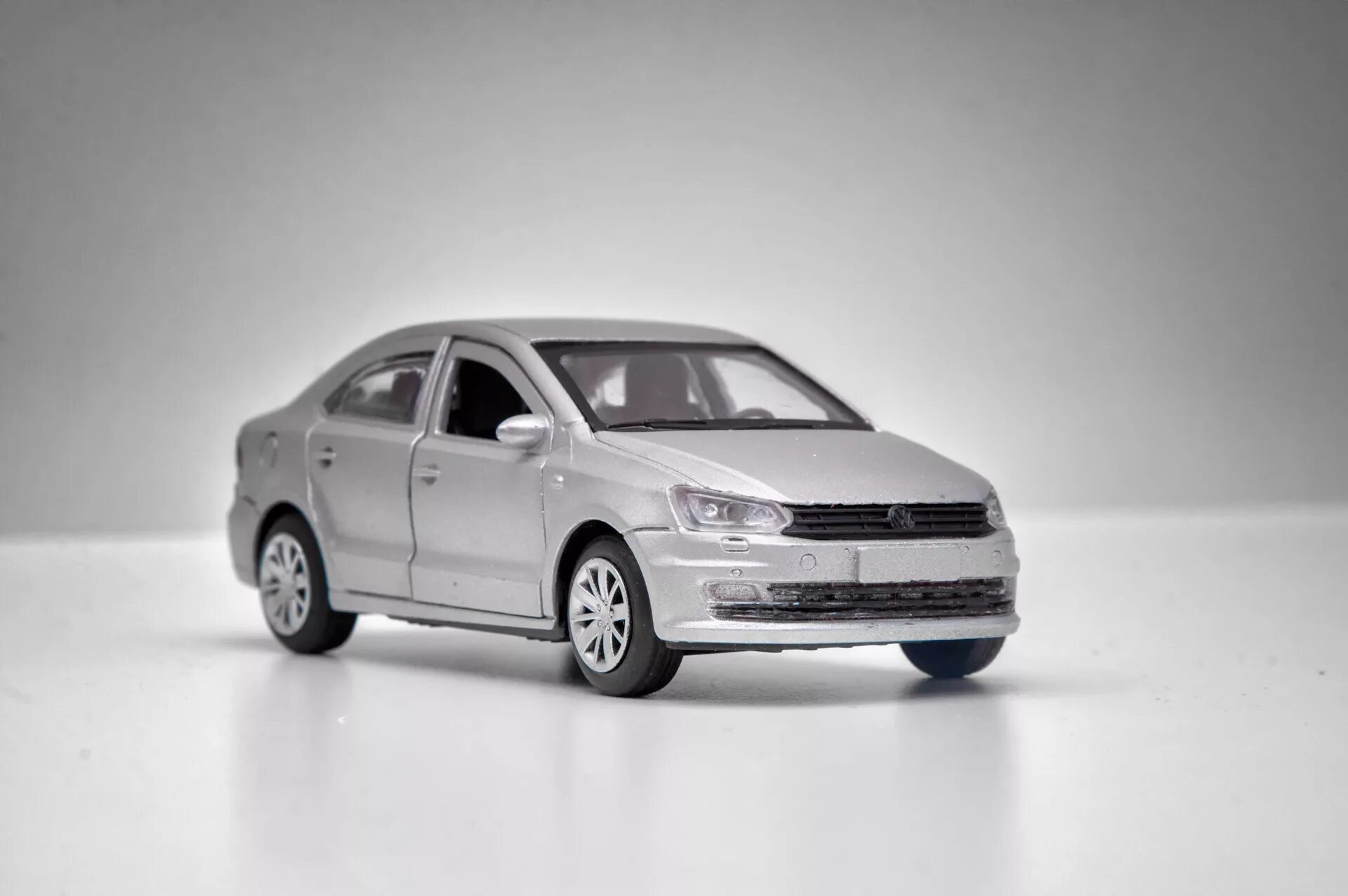 Volkswagen Polo sedan 1:43. VW Polo sedan моделька. Volkswagen Polo sedan модель 1:43. Модель Фольксваген поло седан 1 43.