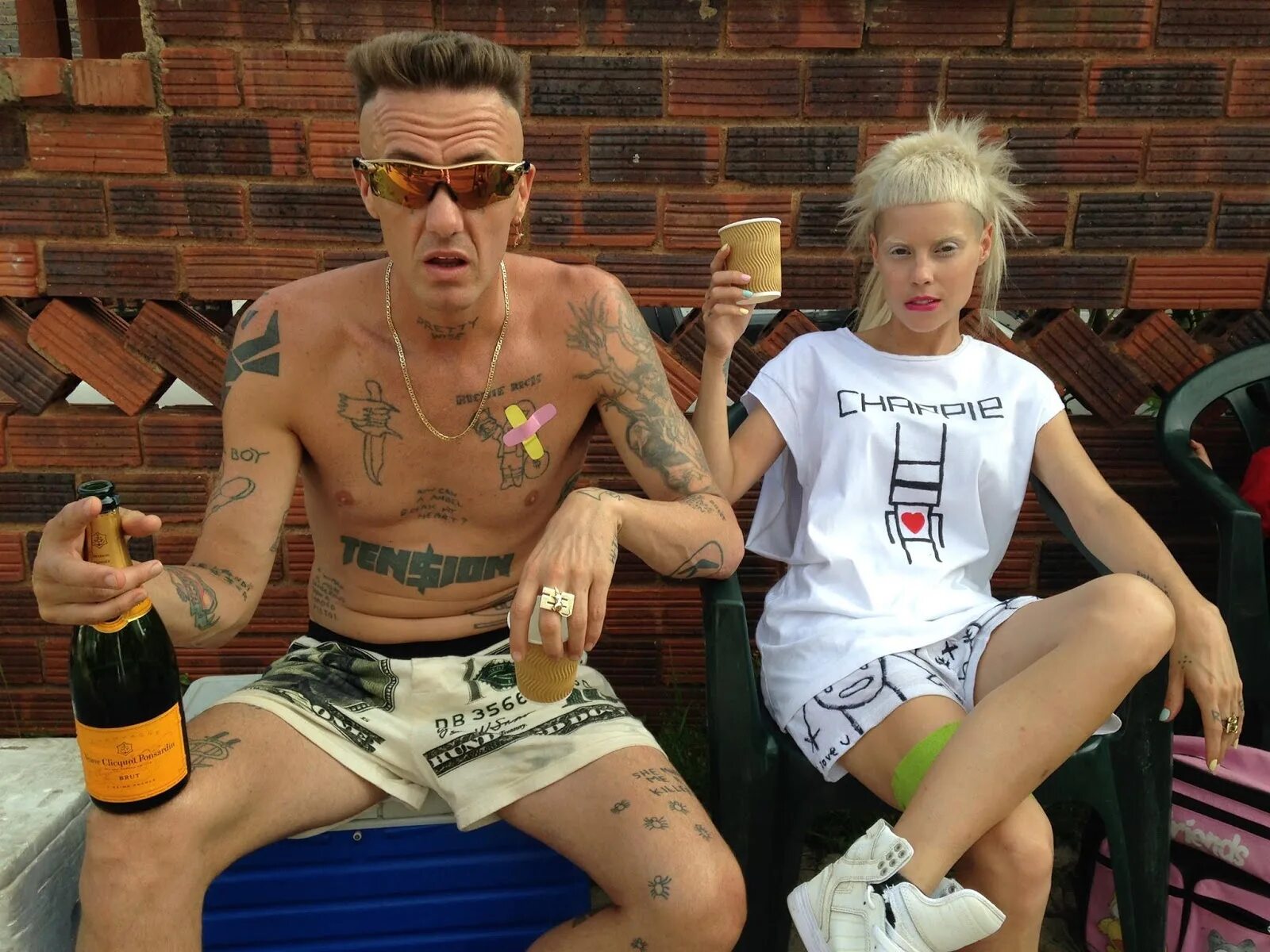 Die antwoord Чаппи. Робот по имени Чаппи Йоланди. Уоткин Тюдор Джонс Чаппи. Йоланди Фиссер робот по имени Чаппи. Йоланди и ниндзя