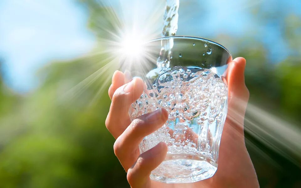 Чистоте можно пить. Чистая вода. вода источник жизни. питьевая вода. живая вода.