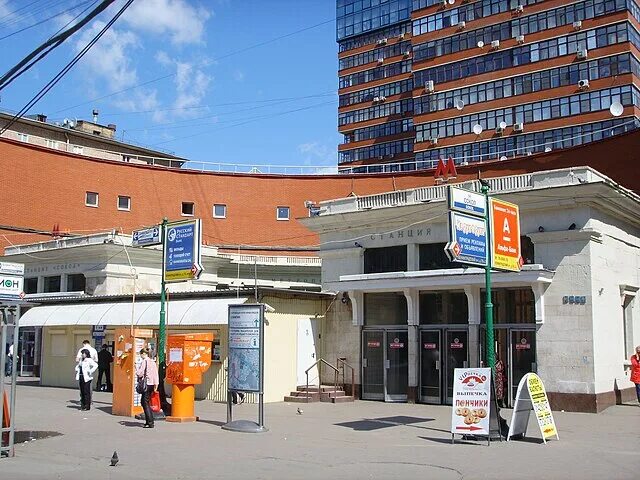 Фасады 13 станций метро реконструируют ко Дню города