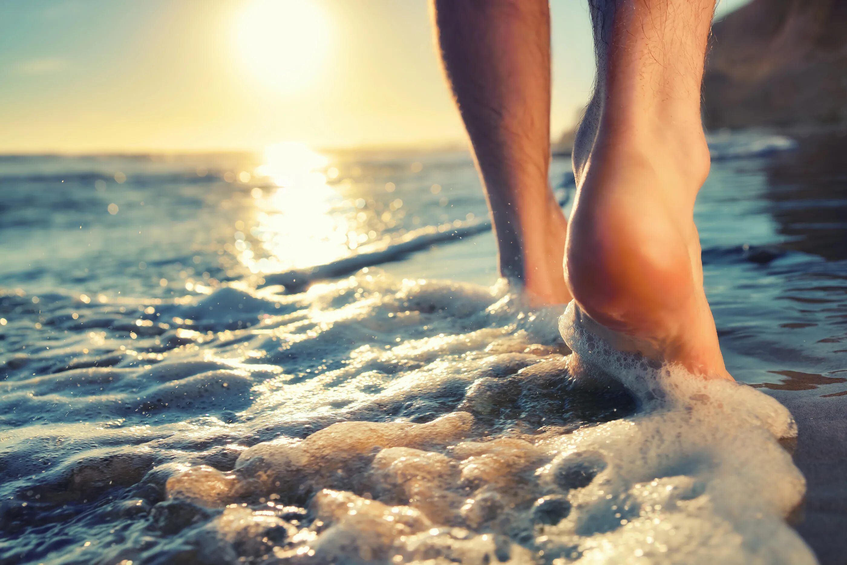 Ноги в море. Ноги в песке. Ноги на берегу моря. Ноги на фоне океана. Ноги налитые водой