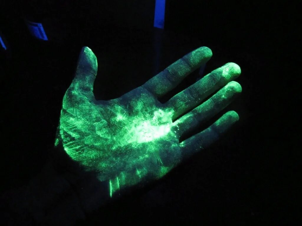 Руки светятся. Светящийся рука. Свечение рук. Светящийся фосфор. Какое вещество светится