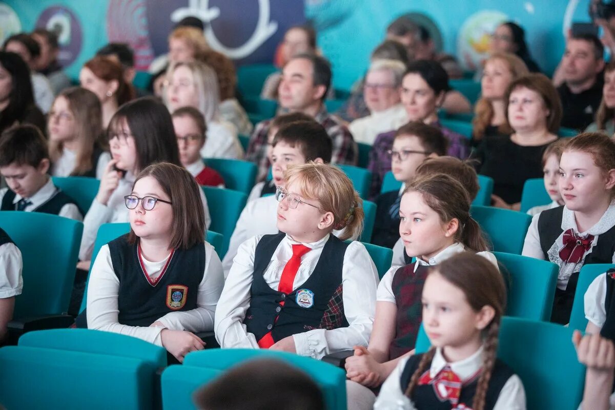 Дтд ум «юниор» новосибирск. Юниор новосибирск фото сцены. Юниор дворец творчества. Мау до дтд ум юниор. Центр по делам го пб и чс самарской.