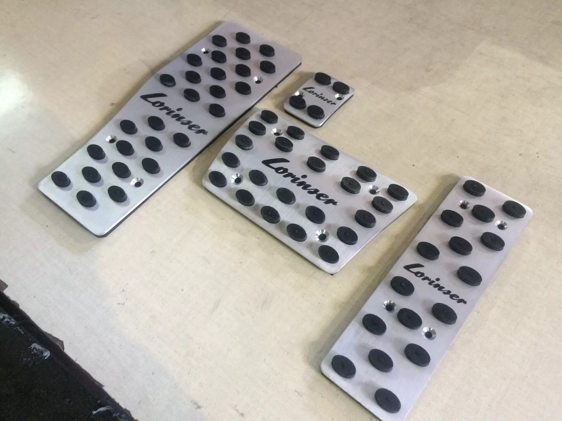 W124 педали. Педаль сцепления mersedes w124. Накладки на педаль мерседес 221. Педаль акселератора w124. Педаль газа для mercedes benz w124.