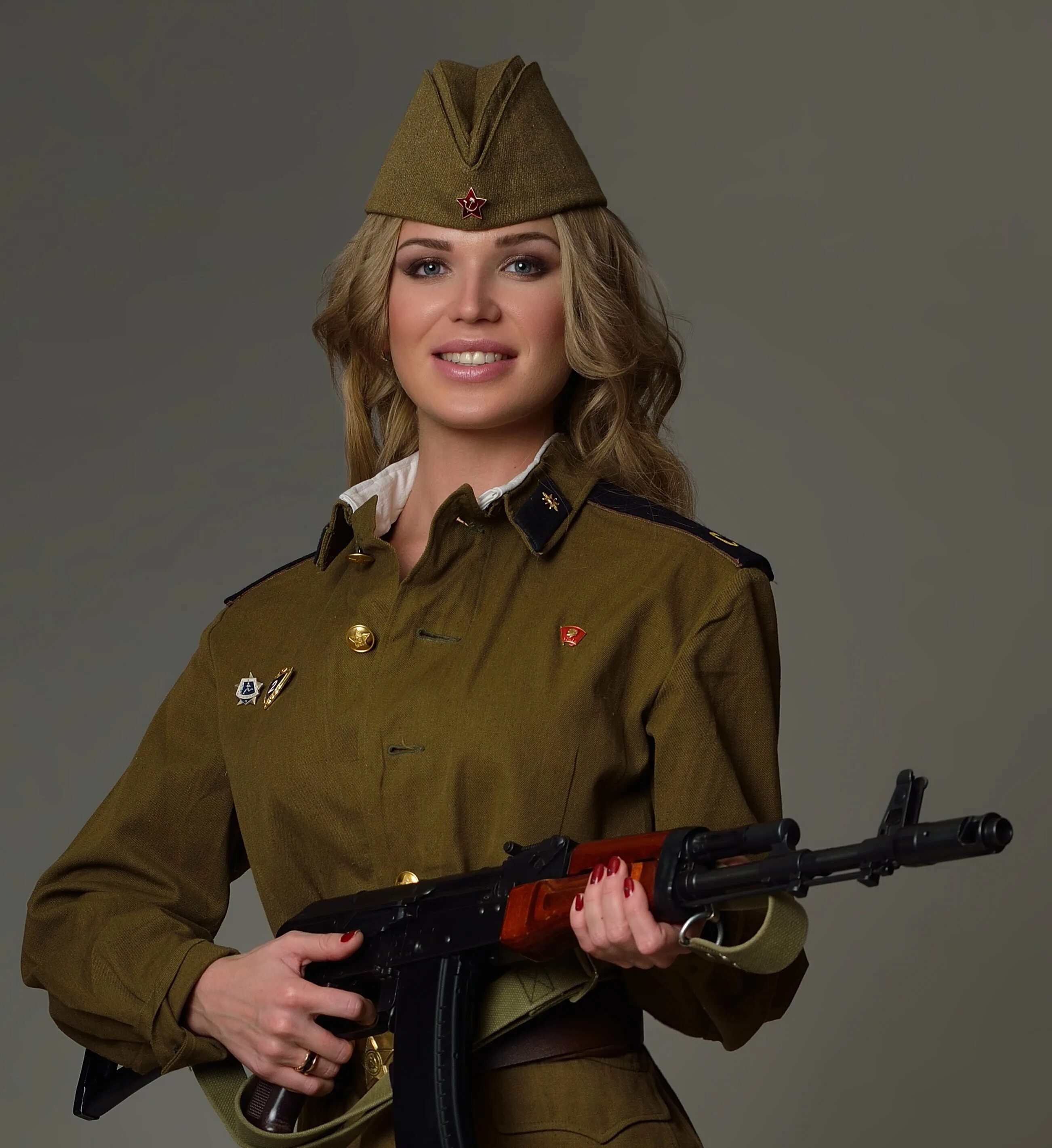 Женщина сержант. Женщины в военной форме. Девушка в Советской военной форме. Женщина солдат. Девушки в погонах военные.