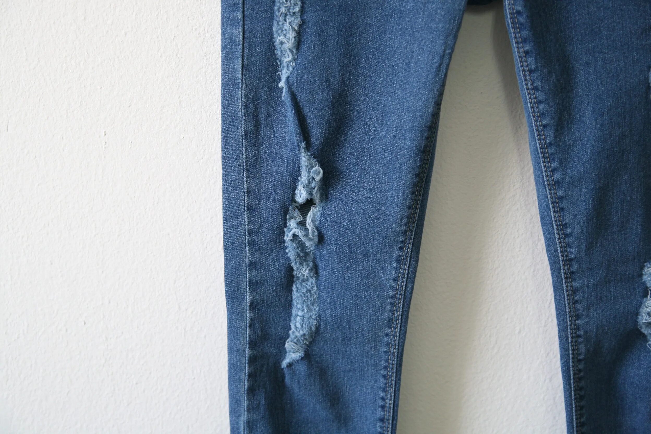 Her jeans are blue. Контрастные швы на дениме. Мерить джинсы на картонке. Джинсы тянущиеся. Деним десинг джинсы.