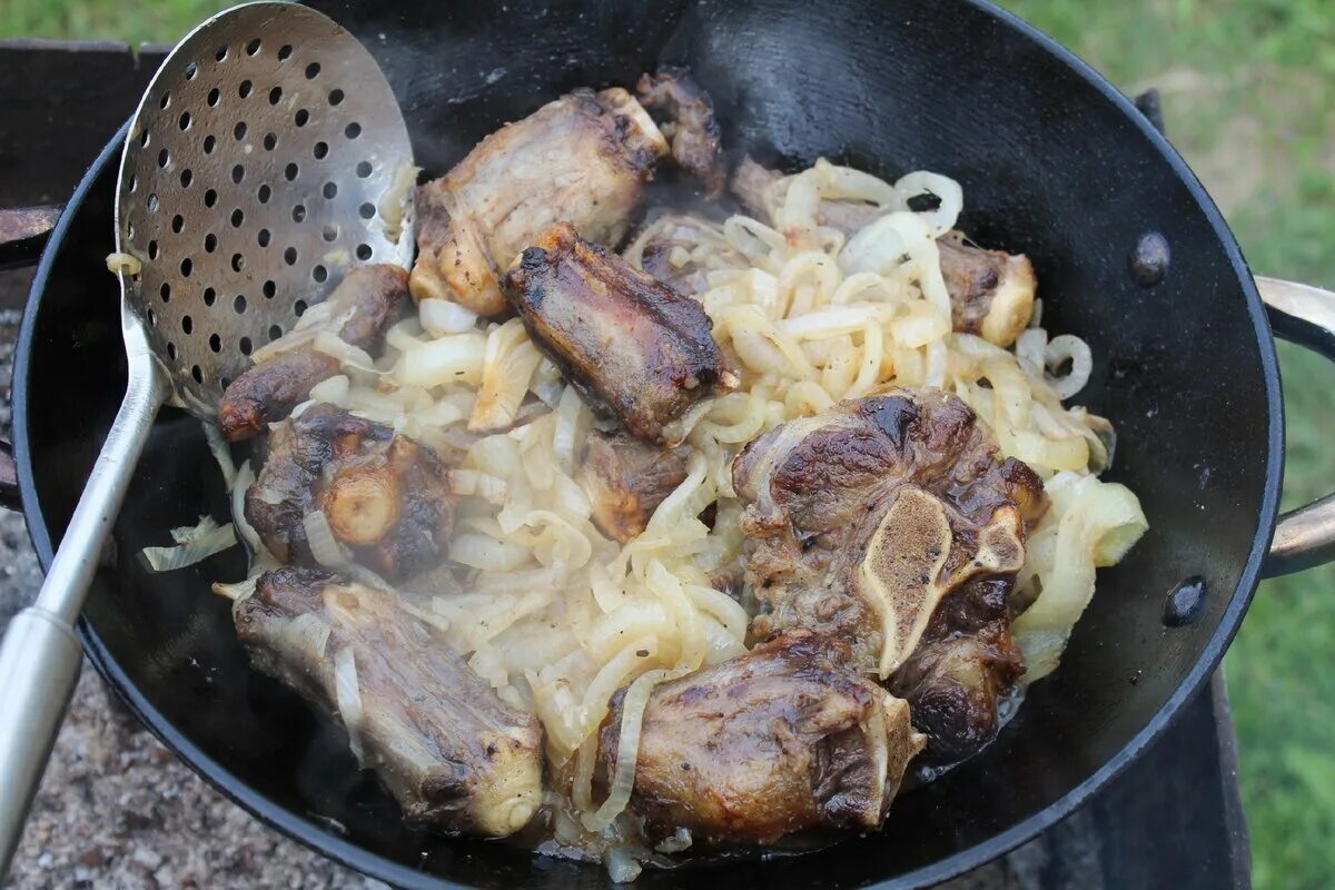 Узбекский блюда Думгаза. Узбекские блюда в казане из мяса. Казан-кебаб из говяжьих хвостов. Думгаза блюдо. Говяжий хвост в афганском казане
