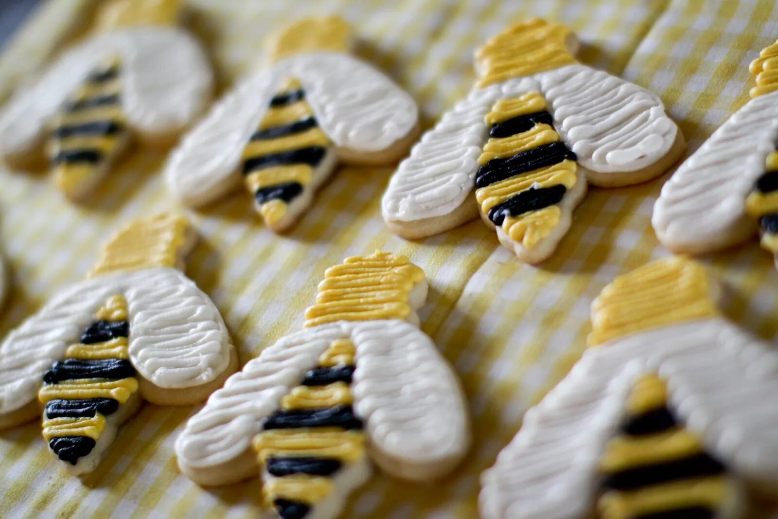 Пряник в виде пчелки. Макарунс пчелка. Печенье пчелка в арахисе. Печенье пчелка с орехом. Печенье пчелка.