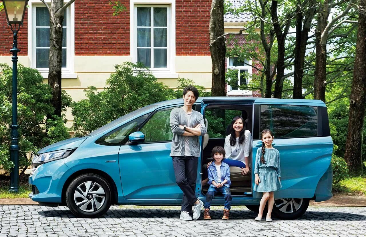 В большую семью большую машину. Honda freed 2017. Honda freed 2020. Семья с автомобилем. Автомобиль для большой семьи.