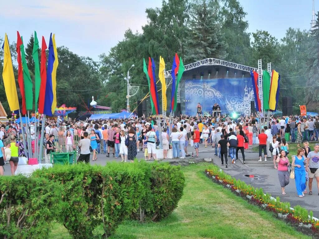 Мероприятия в вологде сегодня. День города Вологда. С праздником города Вологда. С днем города. Вологда площадь революции день города.