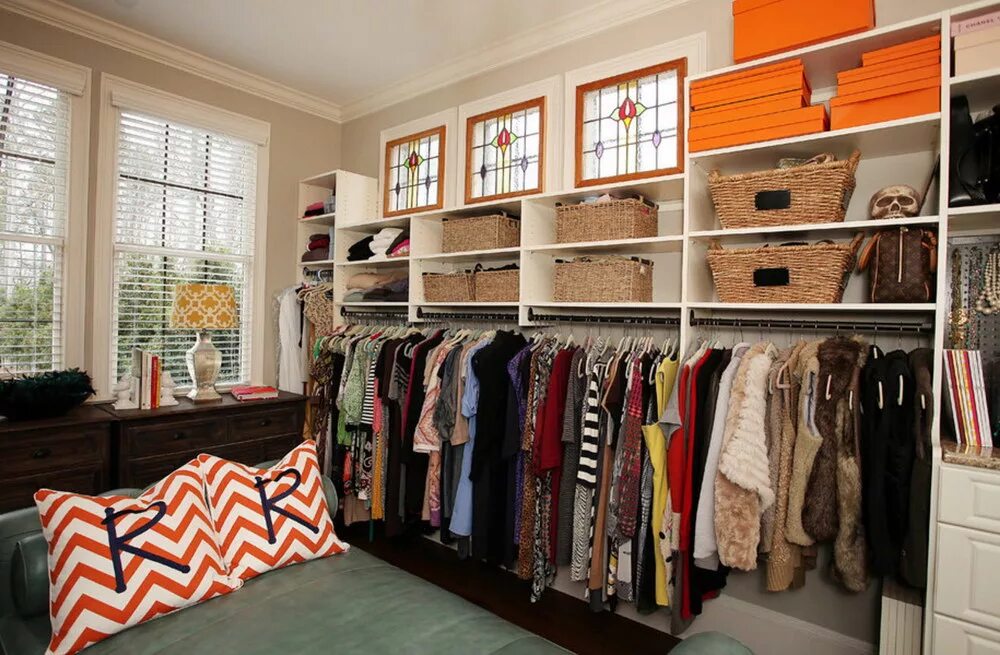 Шкаф наполнение с вещами. Гардеробная в офисе. Стильный базовый гардероб. Содержание гардероба. Raumplus гардеробная cornice.