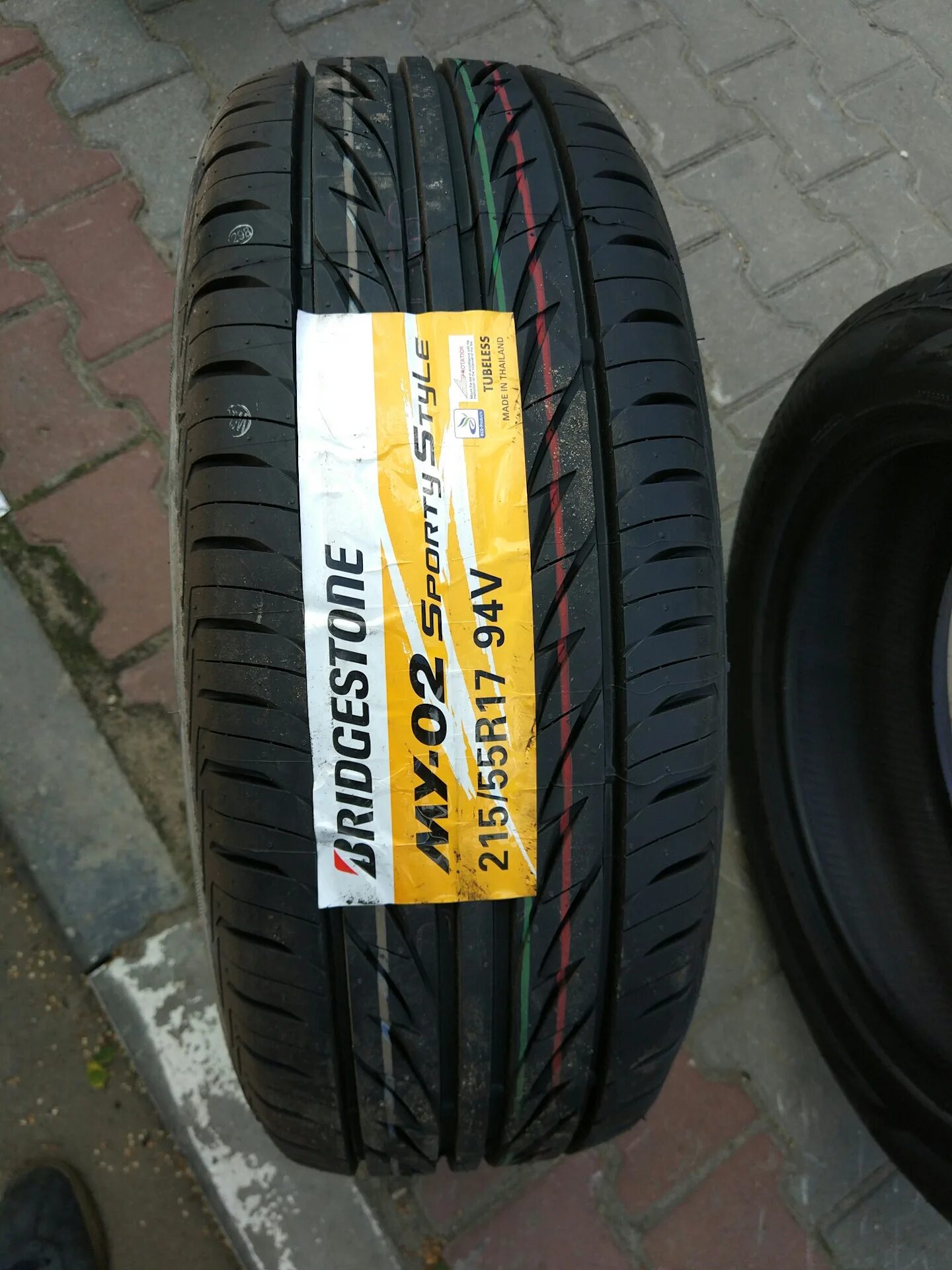 Купить новую резину 17 лето. Bridgestone 215/55r17. Резина летняя Bridgestone 215 55 17. Летняя резина Maxtec 215 55 r17. 215/55 R17.