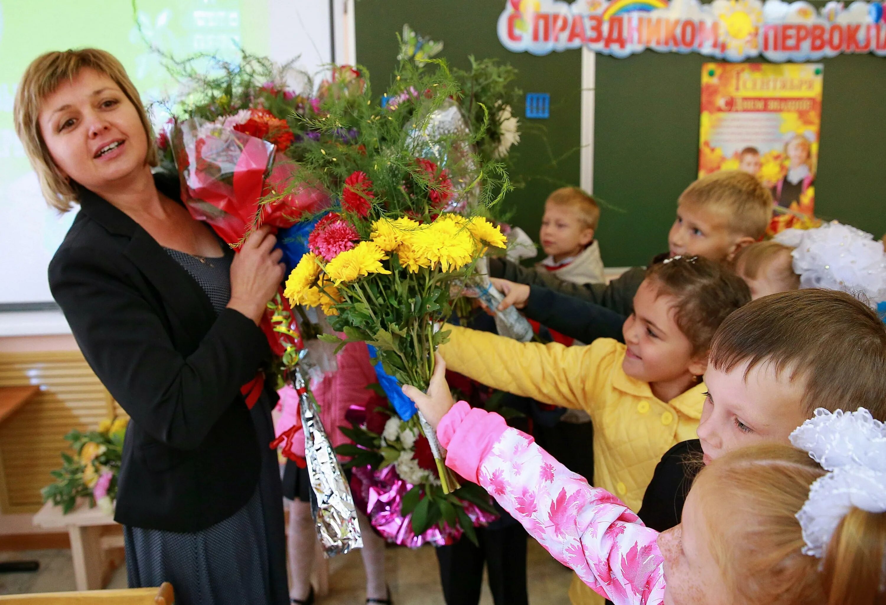 Учителю дарят цветы. Букет "учителям". День учителя в школе. Цветы учителю. Учительницы 18 школы