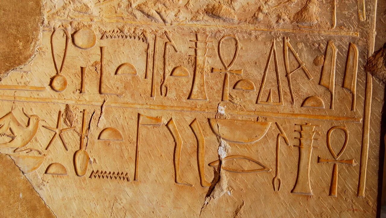 Древнейшие письмена 4 буквы. Письменность древнего Египта петроглифы. Древний Египет наскальные письмена. Наскальная письменность Египта. Иероглифические знаки на камнях древний Египет.