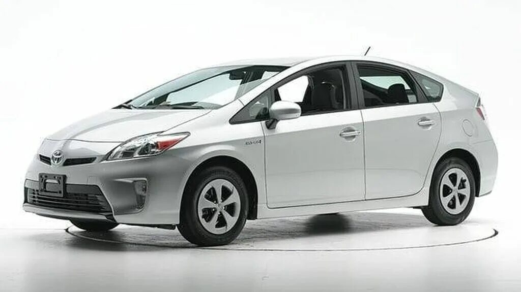 Toyota Prius 2013. Тойота Приус хэтчбек 2012. Toyota Prius 2014. Toyota Prius белый. Снимаю легковой автомобиль