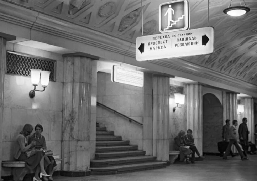 Театральная (станция метро, москва). Станция театральная переход на станцию охотный ряд. Вестибюль метро охотный ряд. Площадь революции станция метро москва. Перешла на театральную площадь.