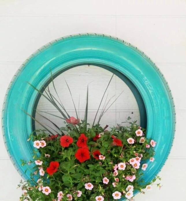 Цветы в колесе какие. Клумба из шин. Покрышки для цветов. Клумбы из старых шин. Цветник из колес.