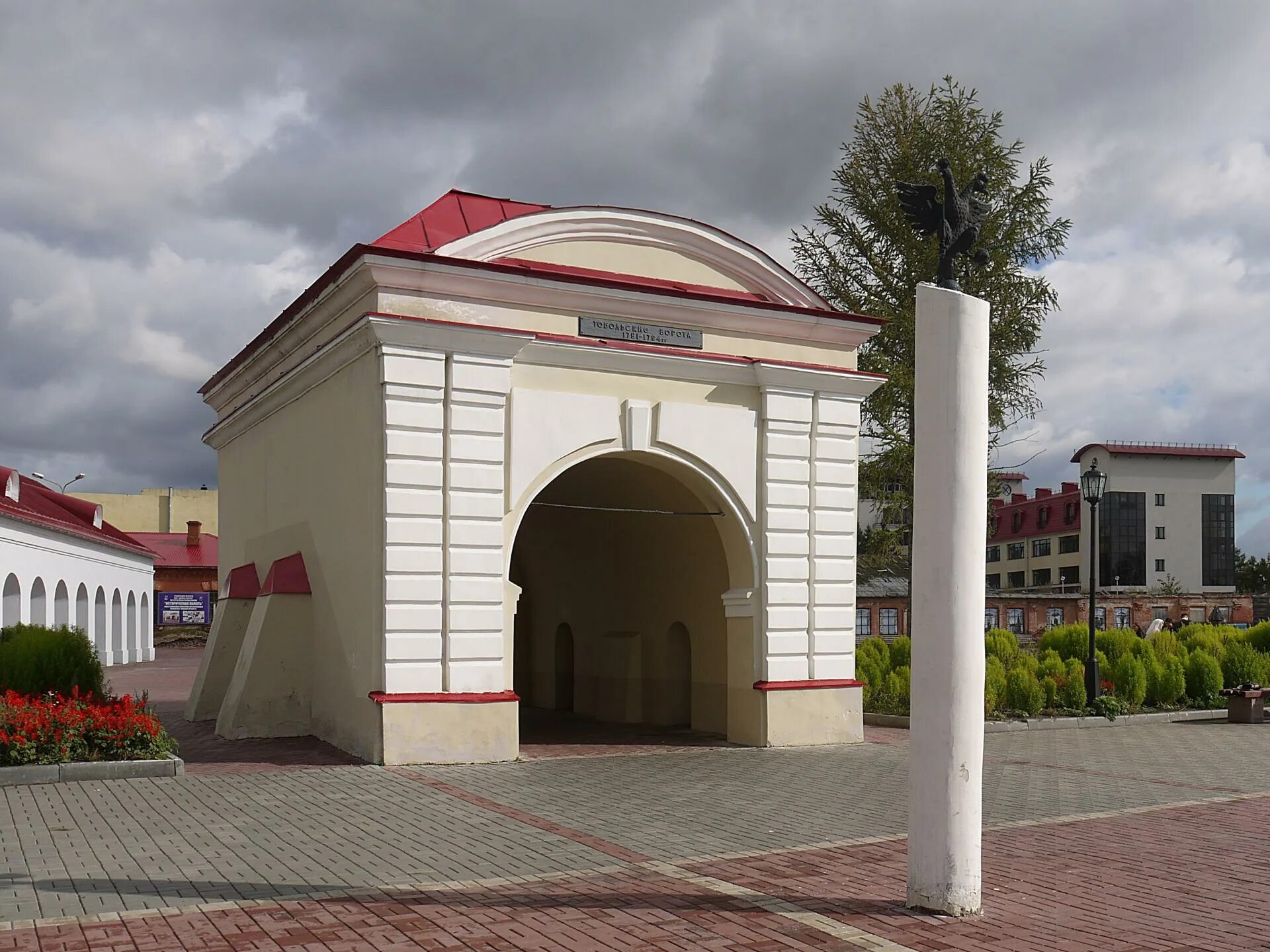 драмтеатр омск. театр драмы омск 1941. омский драматический театр архитектура. театр драмы омск архитектура. тобольские ворота омской крепости.