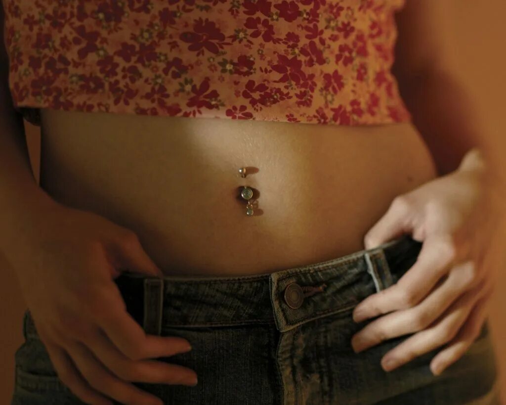 Девушка подросток в топике. Женский живот. Пупок девушки. Пупок девочки 9 лет. Красивый пупок.
