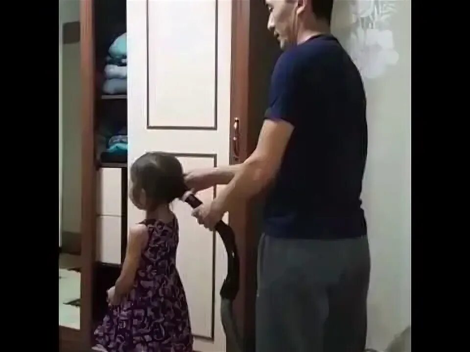 Как папе сделать прическу дочке быстро. Папа заплетает пылесосом. Папа с хвостиком дочи. Папа сделал массаж дочке. Папа сделал массаж дочке.