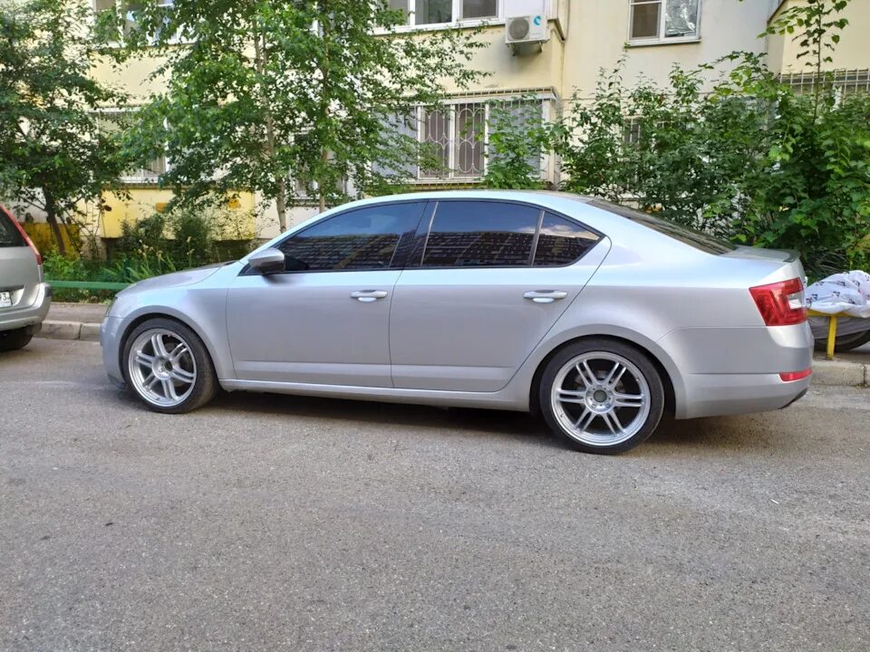 Ли диски. Octavia a7 r18. Octavia r18 et 38. Skoda Octavia a7 диски 7.5j r17. 225/55 R18 Октавия а5.