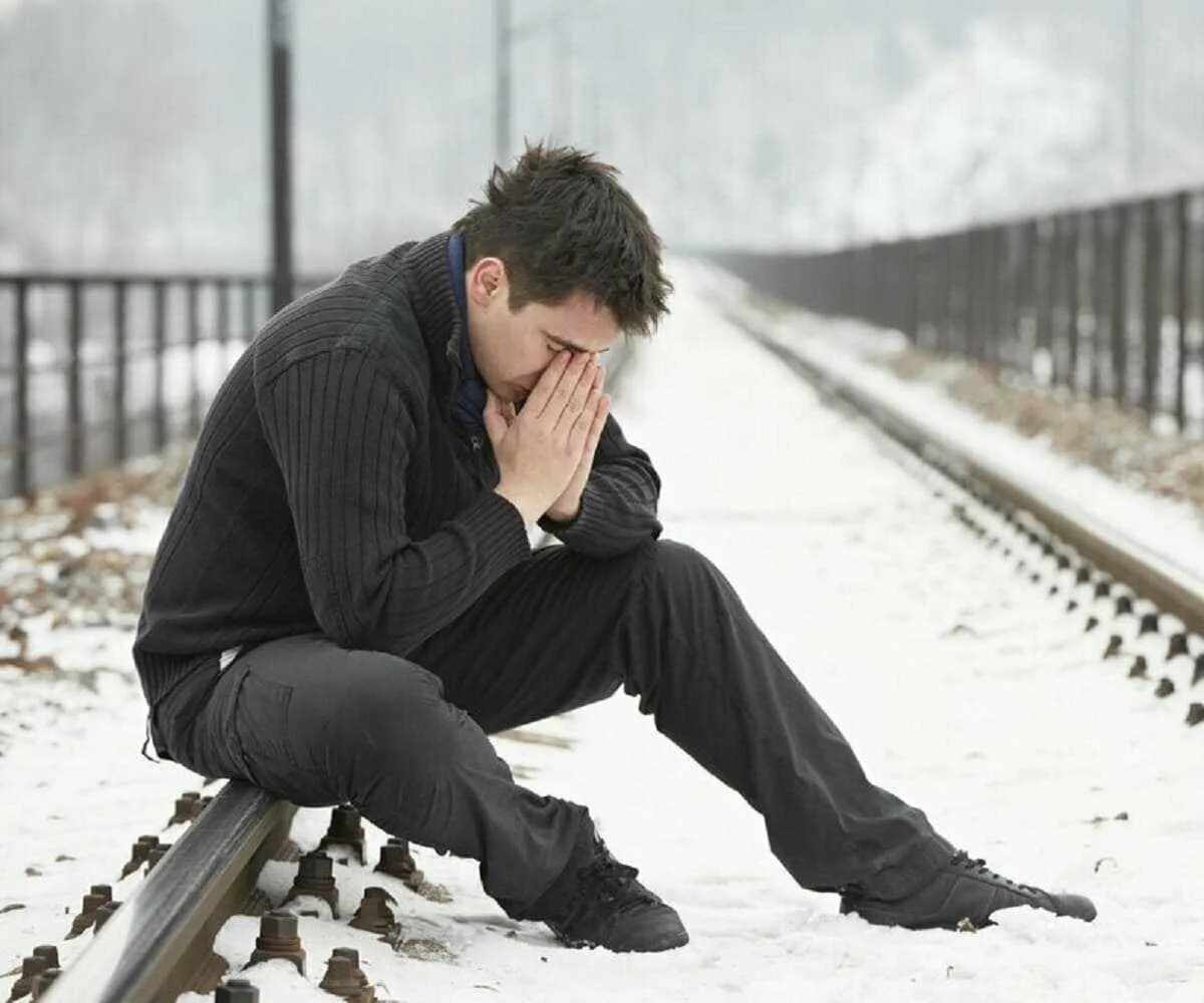 Парень страдает. Анекдот про фею. Мужчина сидит с сигаретой. Одинокий мальчик. Бросить сидеть.