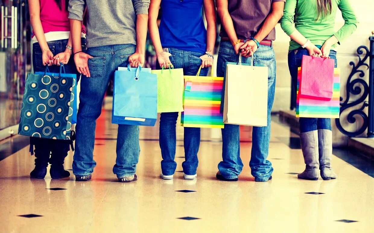 Is shopping using. Люди с покупками. Дети шоппинг. Семья с покупками. Шоппинг всей семьей.