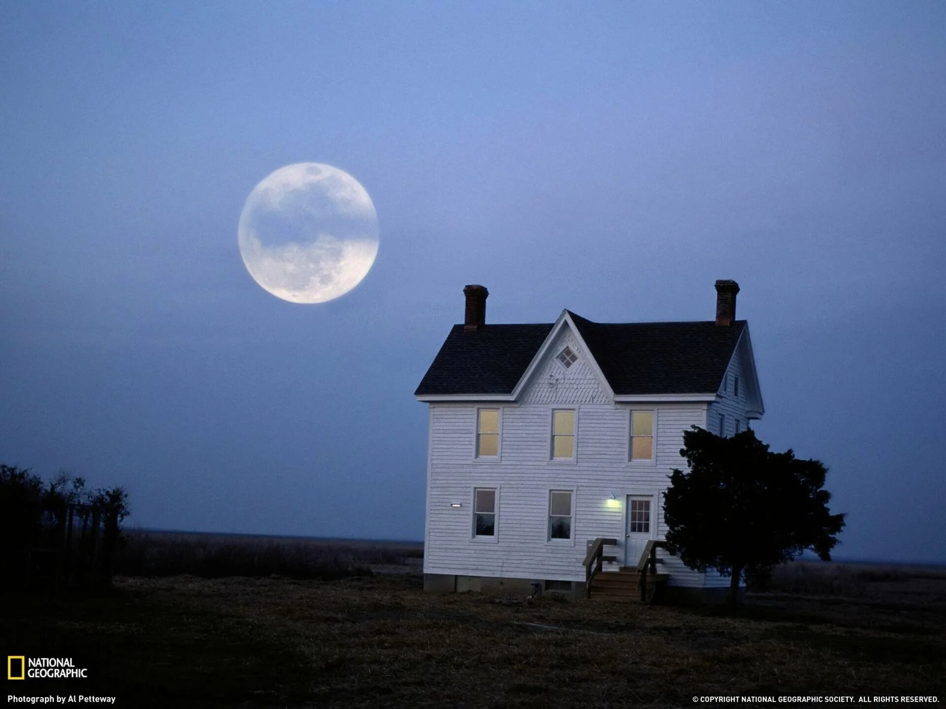 Лунный дом. Луна над домами. Ночь Луна дом.