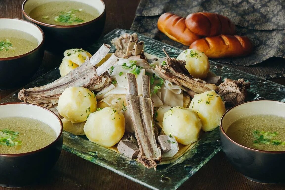 Бурятия нац кухня. Бурятские продукты. Буузы хушуры. Бурятский стол на сагаалган. Бурятская кухня.
