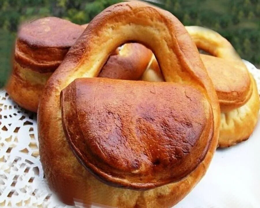 Калачи значение. Гамицкий калач. калач с ручкой. калач на руси. русские калачи.
