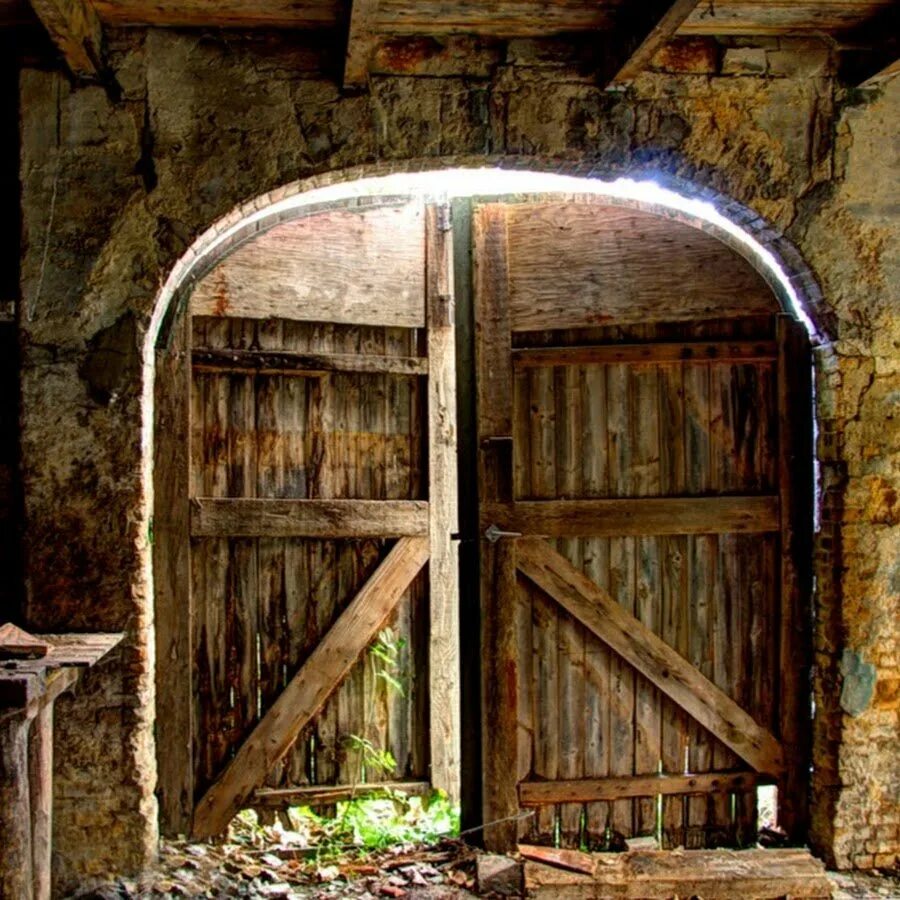 Открытые ворота замка. Старая деревянная дверь. Старинные ворота. Древняя дверь. Деревянные ворота.