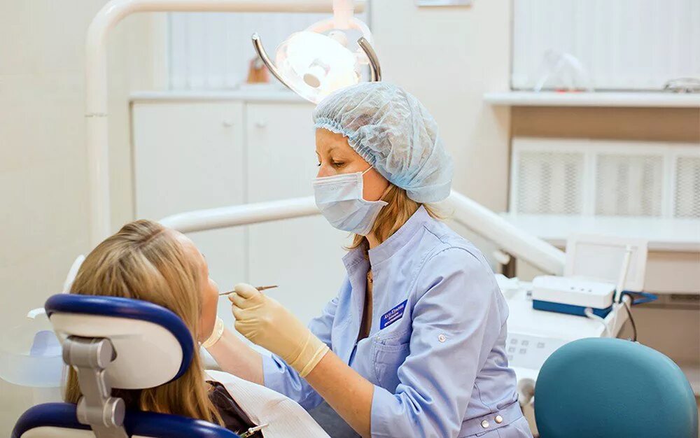 Красивая девушка стоматолог. Якутская городская стоматологическая поликлиника. Обследование у стоматолога. Прием зубного врача в поликлинике. Зубной врач.