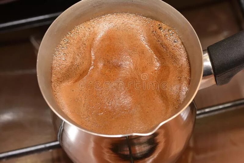 Турка кофе убежало на плиту. Кофе кипит. Турка с кофе на плите. Кофе закипает на плите.