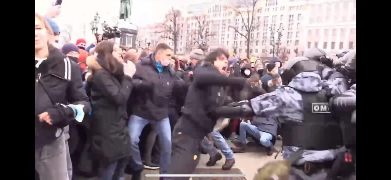 Бьют по каске