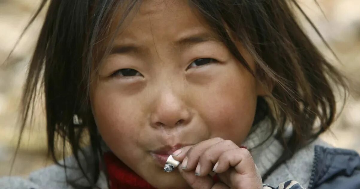Узкоглазая девочка. Буряты дети. Маленький китаец курит. Китаянка курит.