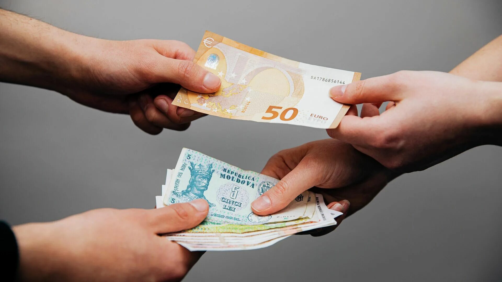 Евро и грн в руках. Доллары в молдавских леях. Национальная валюта Молдавии.