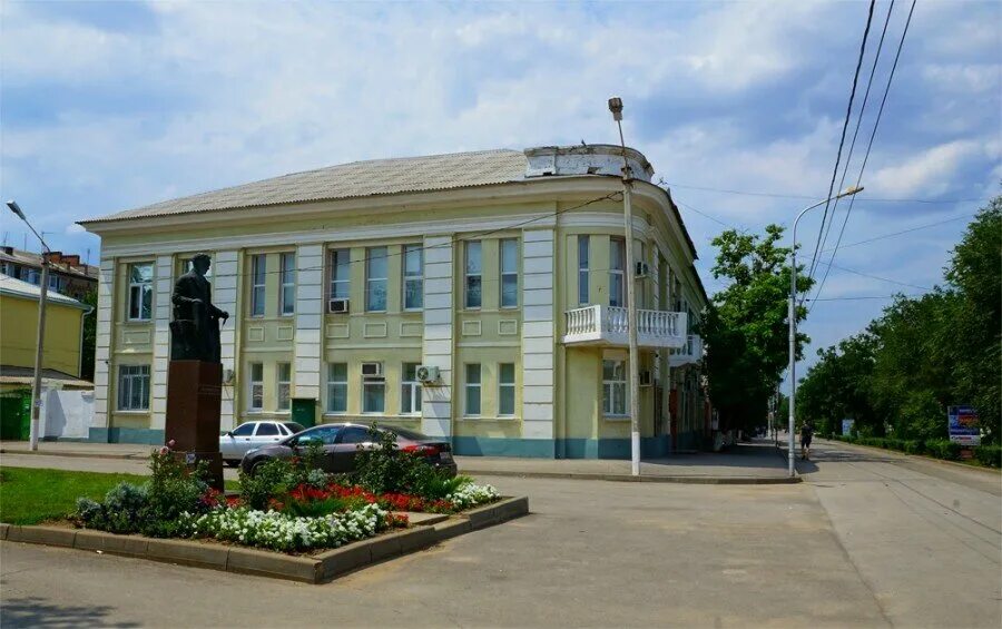 Погода в г сальске ростовской. Памятник Нечитайло Сальск. Достопримечательности Сальска. Картинная галерея Сальск. Сальск достопримечательности города.