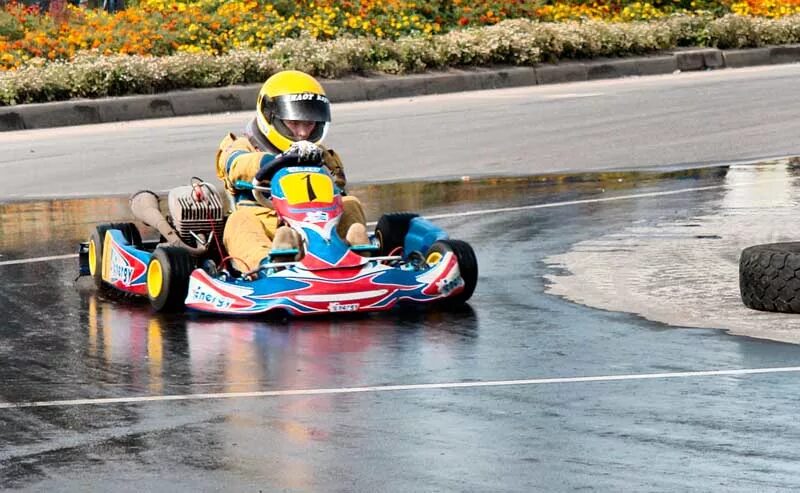 Как называется где катаются на машинах. Электрические машинки в парках. Le mans – крытый картинг-центр. Электрические машинки для детей аттракцион. Как называется где катаются на машинах.