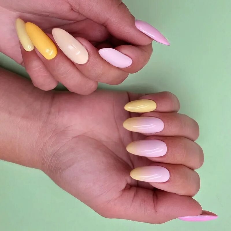 Молочный градиент мк. Френч на миндалевидных ногтях. Маникюр градиент 2022 модные тенденции. Маникюр 2022 тренды модный градиент. Градиент на ногтях.