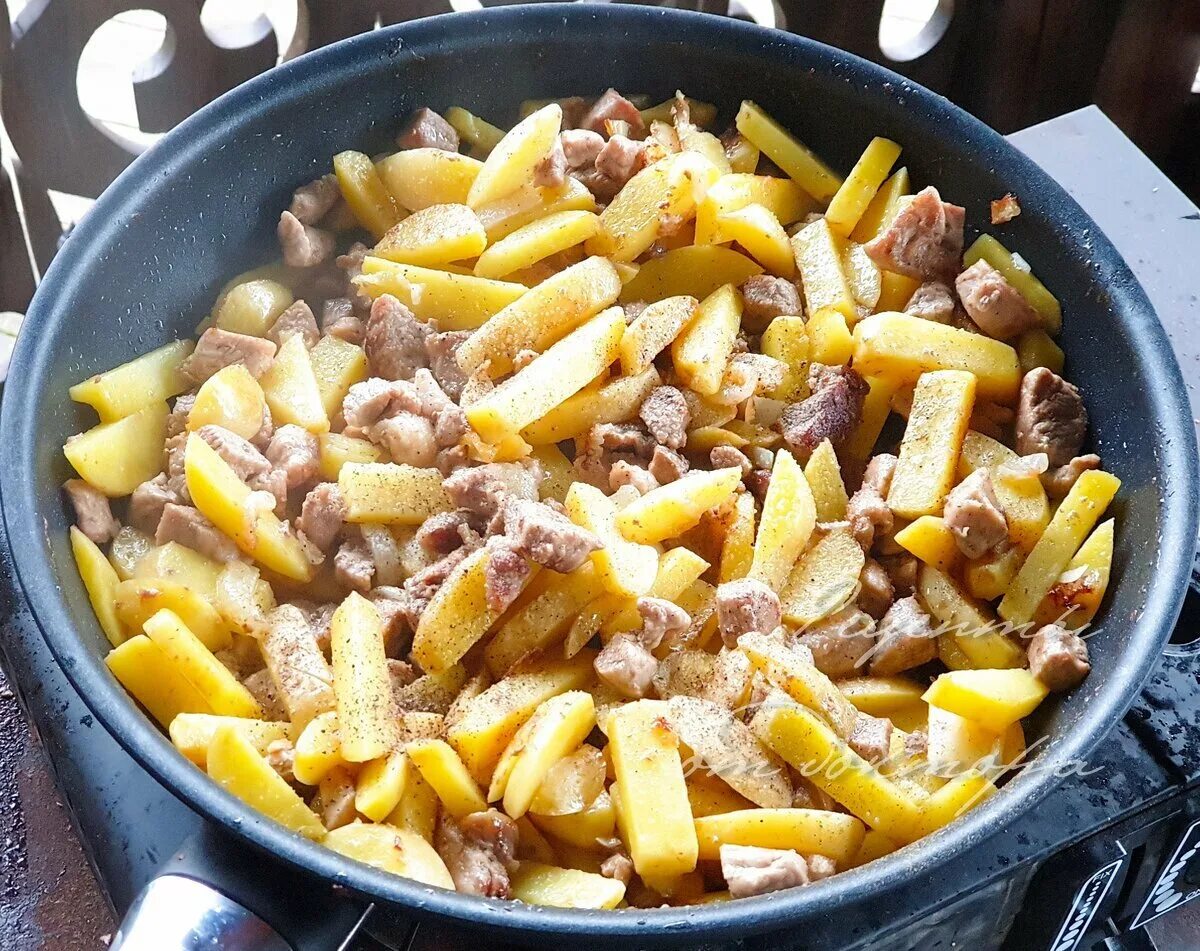 Как пожарить картошку с фаршем на сковороде. Жареная картошка с мясом. жареная картошка на сковороде. картошка с мясом на сковороде. жареная картошка с мясом на сковороде.