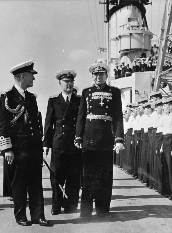 Легендарный моряк. Британского авианосца HMS Triumph; Кронштадт. Адмирал Трибуц 1945. Адмирал Трибуц командующий Балтийским флотом. Авианосец Триумф на Неве 1955.
